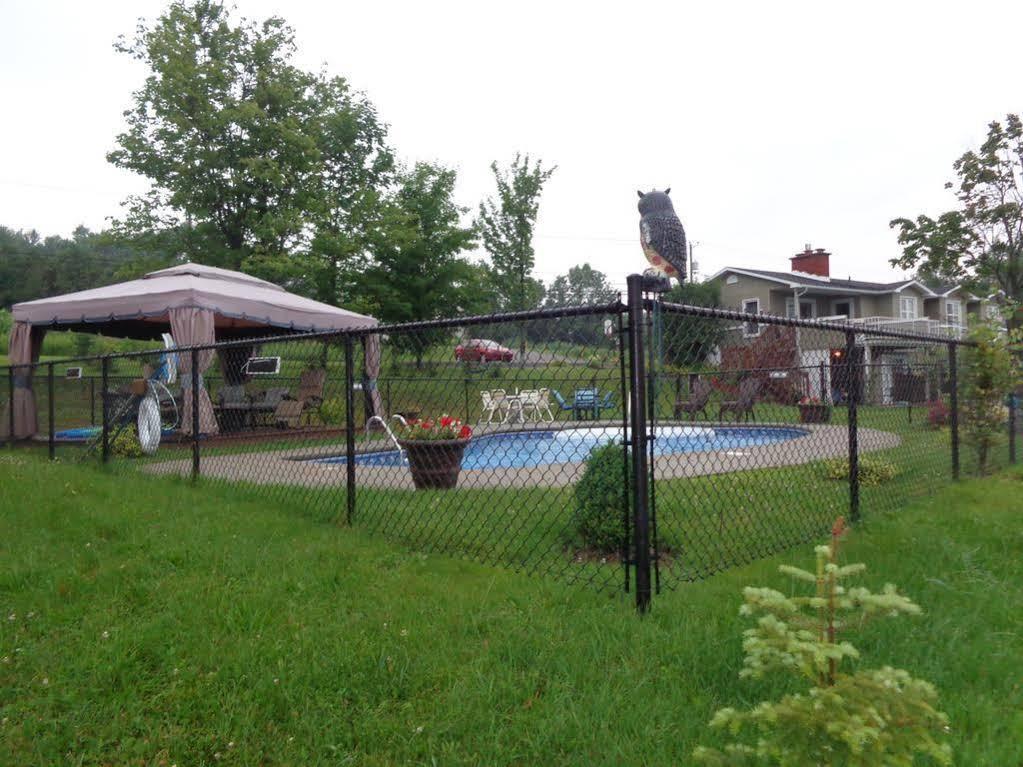Auberge Aux Deux Peres Magog Exterior foto