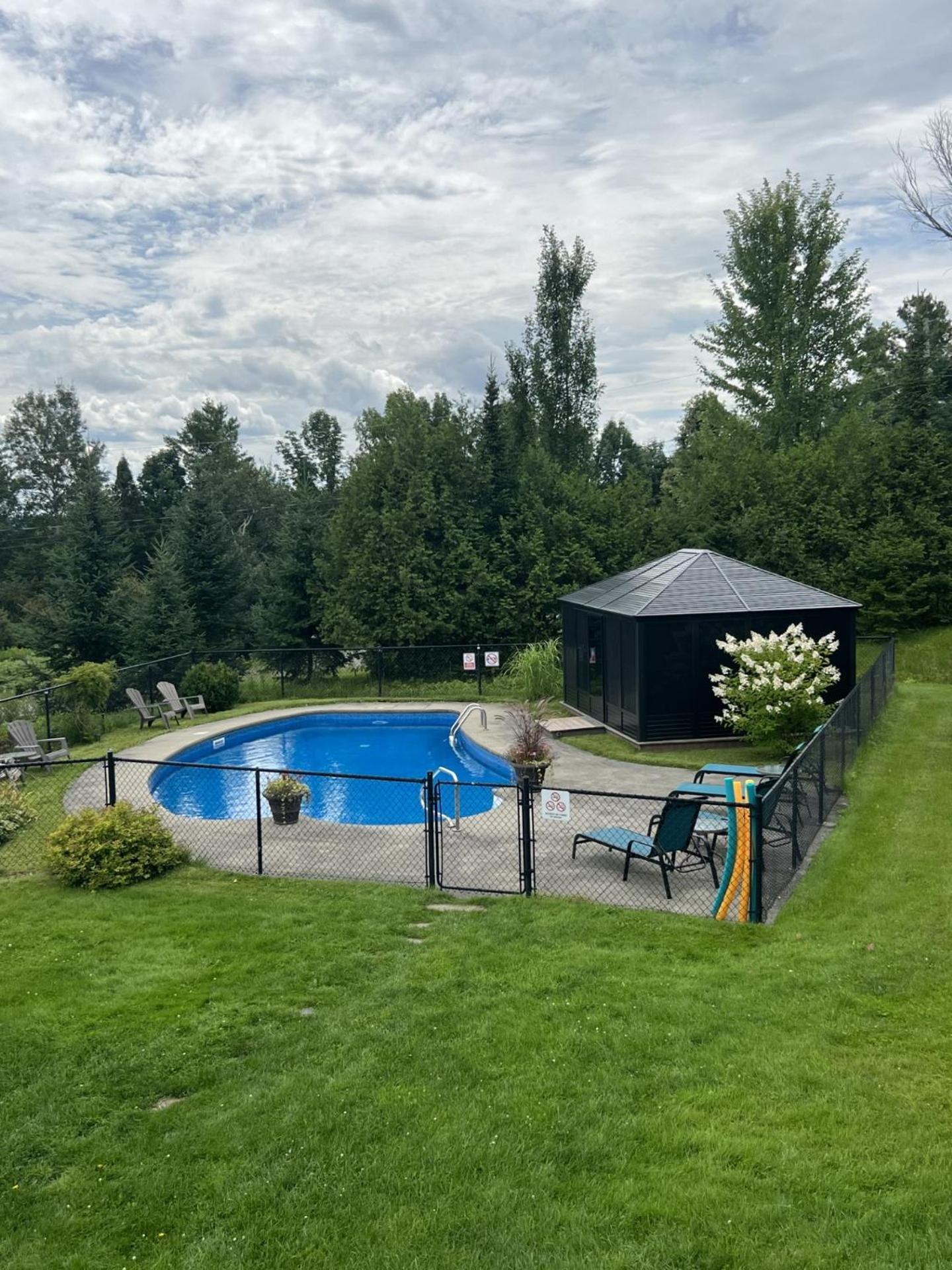 Auberge Aux Deux Peres Magog Exterior foto